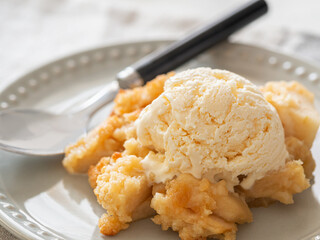 アイスクリームを添えたアップルクランブル