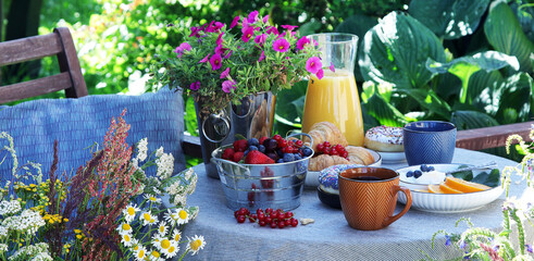 Fresh and delisious outdoor breakfast.