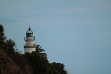 Faro observando al horizonte
