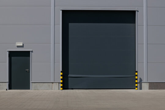 Roller shutter entrance for industrial building's loading area