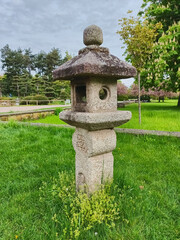 Stele in einem japanischen Garten in einem Park in Düsseldorf