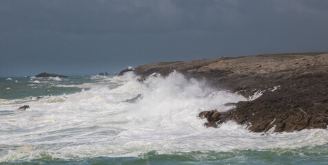 La Côte Sauvage, tournée vers l'ouest, surplombe l'océan sur 8 km depuis le Château Turpault jusqu'à la Pointe du Percho, sur la presqu'île de Quiberon dans le Morbihan en Bretagne en France