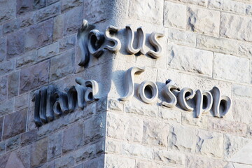 Inscriptions en relief sur la Familia Sagrada à Barcelone en Espagne 