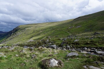 Fototapeta na wymiar Hking trail in the cloudy landscape of Ireland