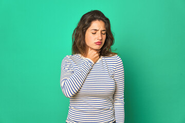 Obraz premium Young caucasian woman isolated suffers pain in throat due a virus or infection.