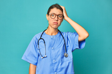 A young nurse woman isolated being shocked, she has remembered important meeting. - obrazy, fototapety, plakaty