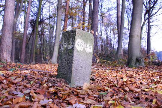 Grenzstein im Herbst