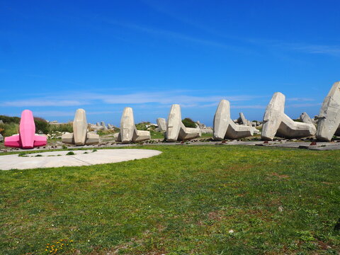 conjunto de dolos, estructuras en forma de doble martillo, de gran tonelaje fabricadas en hormig&oacute;n para construir los tres diques del puerto de Mor&aacute;s, Lugo, Espa&ntilde;a, Europa  