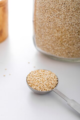 cuchara de quinoa blanco