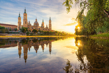 View of the river Ebro and the Basilica del Pilar in Zaragoza, Spain - obrazy, fototapety, plakaty