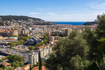 Fototapeta na wymiar Vue sur les quartiers autour au pied du Mont Boron à Nice depuis les Jardins du Monastère de Cimiez