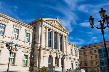 Façade néo-classique du Palais de Justice de Nice