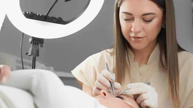General plan shows transformation of ordinary into adorable eyelashes using an eyelash extension procedure. Beautician, lashmaker and the atmosphere rest and relaxation during session in Generative AI