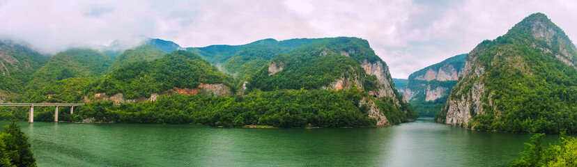 Canyon Landschaft des Fluss Drina in Bosnien - 598360857