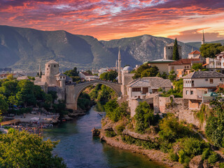 Blick auf die Brücke in Mostar (Stari Most) bei Sonnenuntergang - 598362090