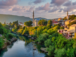 Koski Mehmed Pascha Moschee in Mostar Bosnien - 598362283