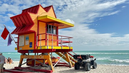 Caban de sauveteur à Miami, lifeguard house Miami - obrazy, fototapety, plakaty