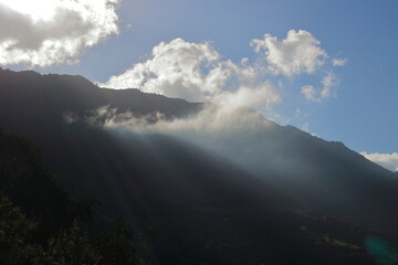 rayos de luz entre nubes y montañas desde el Hierro