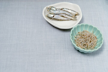 グレーの布に煮干しとちりめん雑魚