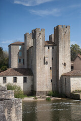Fototapeta na wymiar Le moulin fortifié de Barbaste avec ses quatre tours domine la rivière Gélise