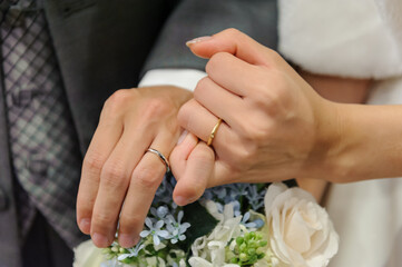 Obraz na płótnie Canvas 結婚指輪　マリッジリング　新郎新婦の手元