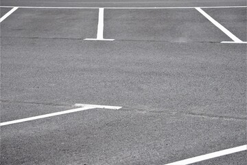 Parking, namalowane pasy i asfalt. Puste miejsca parkingowe dla samochodów.