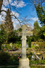 schönes altes Steinkreuz mit einem Spruch auf einem Friedhof in Oberhausen