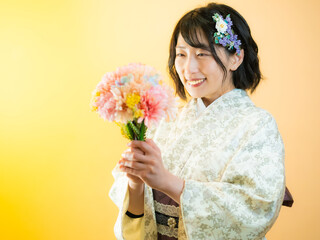 Fototapeta premium 洋風な花柄小紋（着物）の女性：黄色背景