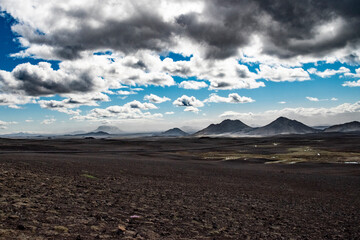 Islandzki krajobraz ze starymi stożkami wulkanów