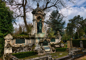 Fototapeta premium sehr altes großes Familiengrab