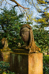schöne alte Urne mit einem Schleier auf einem Friedhof in Trier