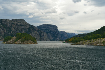 Fjord zum Lysefjord vorbei an einer Insel mit Leuchtturm bei Stavanger - Norwegen