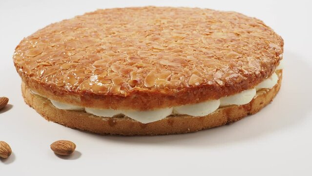 Bee sting cake, light cake with cream filling, with crispy almonds