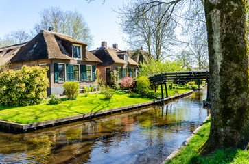 Fototapeta na wymiar View of typical houses of Giethoorn,The Netherlands. The beautiful houses and gardening city is know as 