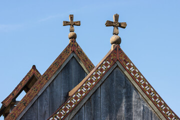 Wikinger Kirche aus Holz mit Kreuzen auf dem Dach.