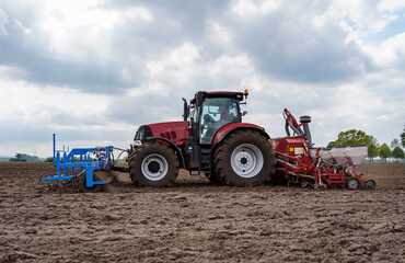 Mit Gruber und Drillmaschine den Mais legen, erst den Boden auflockern und dann legen, in einen Arbeitsschritt.