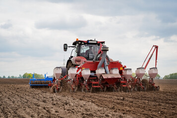 Moderne Landwirtschaft - Vorlaufwalze vorne am Traktor, Drillmaschine hinten angehängt zum...