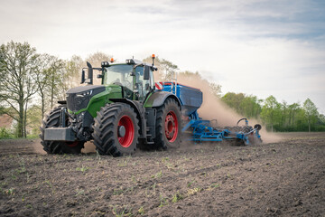 Bestellung des Ackers - Maislegen - Schlepper mit einer modernen Maissaatmaschine legt den Mais. © Countrypixel