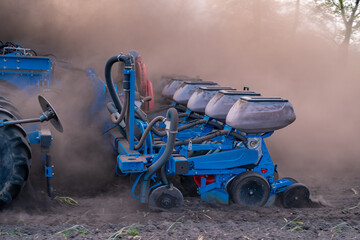 Saatgutbehälter der Drillmaschine verschwindet beim Maislegen im Staub.