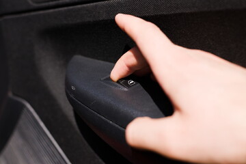 Przycisk otwierania szyb w samochodzie