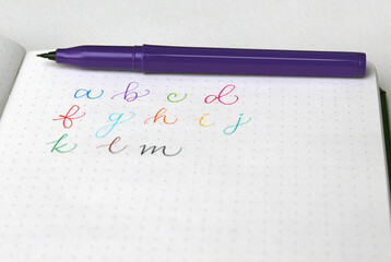 Pluma morada de punto fino, fondo blanco, cuaderno, hoja, letras a mano, caligrafía, objeto, sin...