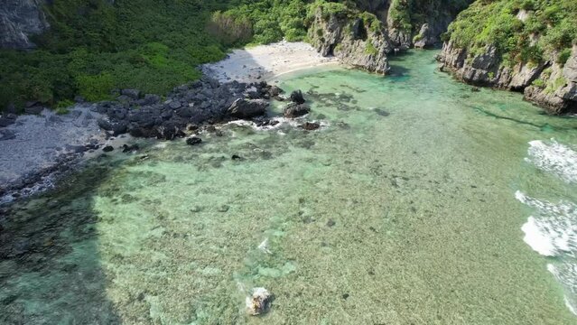 沖縄本島の国頭郡国頭村辺戸にある辺戸岬や宇佐浜ビーチをドローンで撮影する風景 Scenery of Cape Hedo and Usahama Beach in Hedo, Kunigami-mura, Kunigami-gun, Okinawa mainland, Japan, photographed by drone.