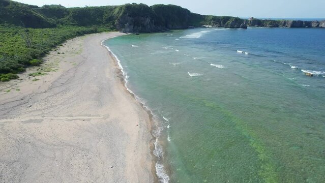沖縄本島の国頭郡国頭村辺戸にある辺戸岬や宇佐浜ビーチをドローンで撮影する風景 Scenery of Cape Hedo and Usahama Beach in Hedo, Kunigami-mura, Kunigami-gun, Okinawa mainland, Japan, photographed by drone.