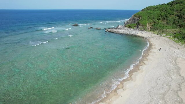 沖縄本島の国頭郡国頭村辺戸にある辺戸岬や宇佐浜ビーチをドローンで撮影する風景 Scenery of Cape Hedo and Usahama Beach in Hedo, Kunigami-mura, Kunigami-gun, Okinawa mainland, Japan, photographed by drone.