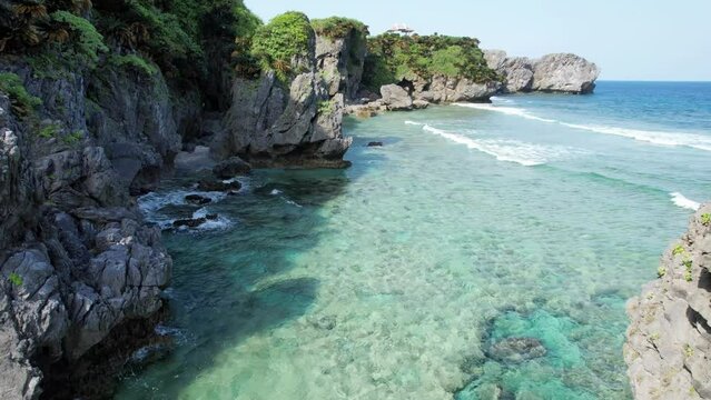 沖縄本島の国頭郡国頭村辺戸にある辺戸岬や宇佐浜ビーチをドローンで撮影する風景 Scenery of Cape Hedo and Usahama Beach in Hedo, Kunigami-mura, Kunigami-gun, Okinawa mainland, Japan, photographed by drone.