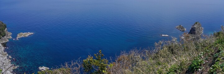 経ヶ岬展望台から見た紺碧の日本海のパノラマ情景