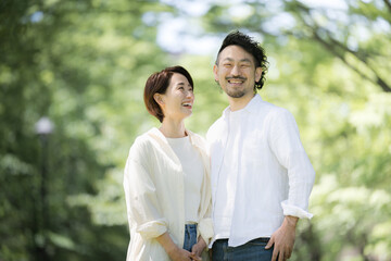 幸せそうなカップルや夫婦のイメージ　髭の男性と美女