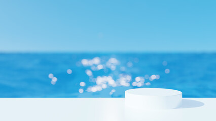 青い海の背景に白い円柱の台座。（横長）
