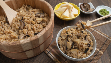 日本の山菜の炊き込みご飯イメージ｜タケノコ・椎茸・山椒の具材