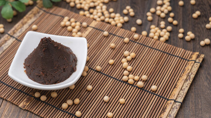 大豆と味噌｜赤味噌　イメージ